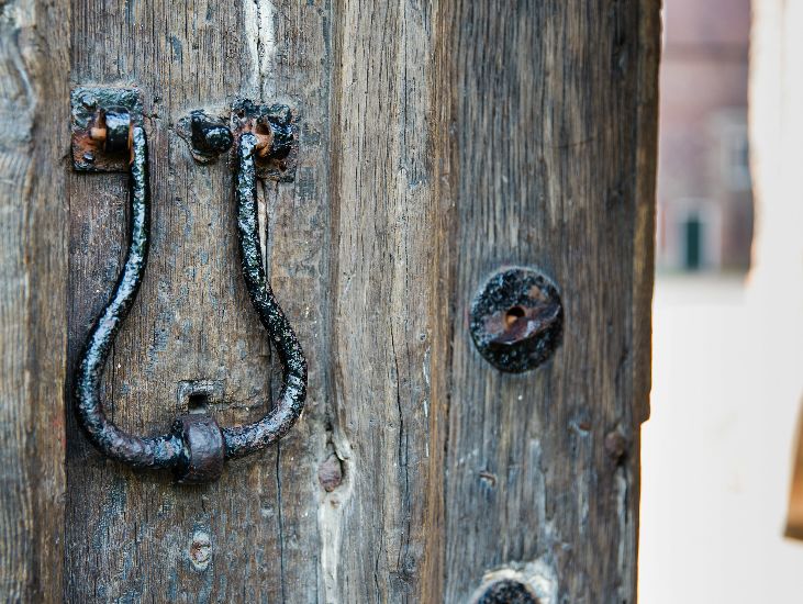 the iron handle on the gate to the tudor courtyard