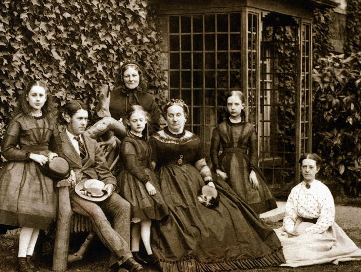 photograph of the bishops family from the late 19th century