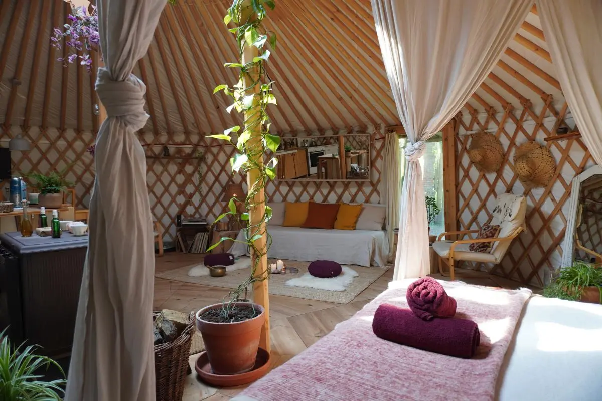 Tantra retreats vinden vaak plaats in serene, natuurlijke omgevingen die de innerlijke reis en verbinding met de natuur bevorderen.webp