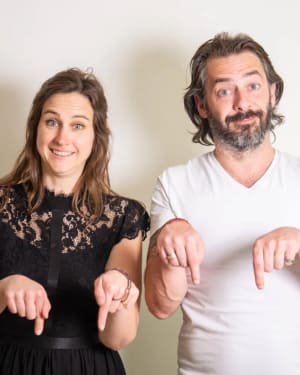 Griet Alice en Koen wijzen speels naar de Wonderlovers @home pakketten - DIY, Connected en All-in opties voor koppels