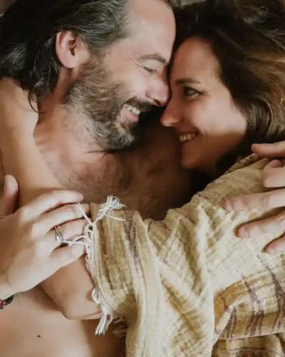 Koen en Griet knuffelen in bed