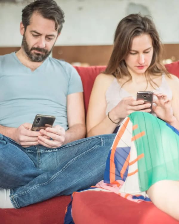 Griet Alice en Koen zitten elk verdoken in hun eigen gsm