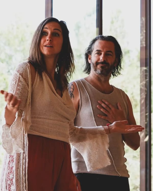 Griet Alice en Koen spreken een groep toe tijdens Wonderlovers tantra workshop - ervaren begeleiders met persoonlijke aanpak