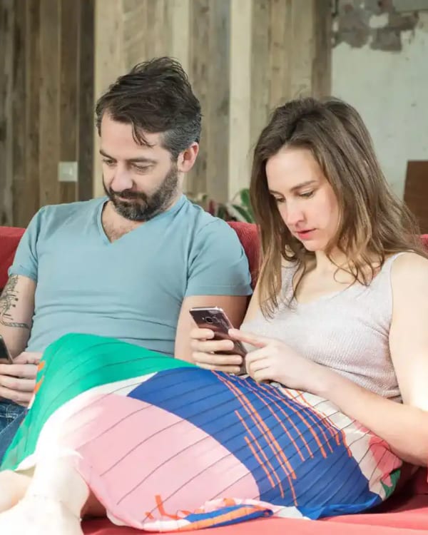 Griet Alice en Koen op de zetel met hun smartphones - herkenbare relatiedynamiek die Wonderlovers @home helpt doorbreken