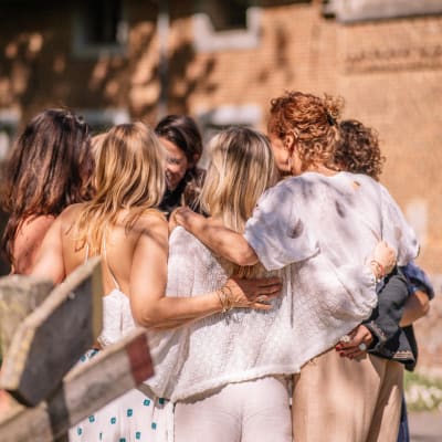 Een groep vrouwen op het Yoni Retreat; ze kijken naar het midden van de vrouwencirkel