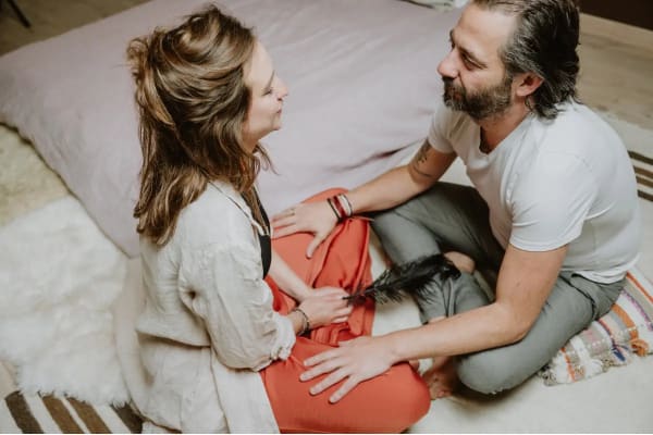 Griet Alice en Koen zitten tegenover elkaar en delen met elkaar volgens de principes van de verbindende communicatie.