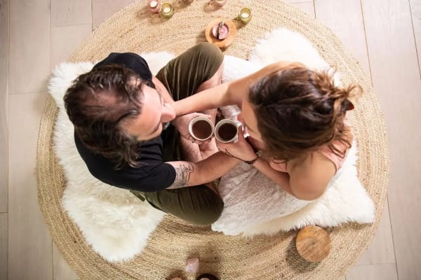 Verbinding en open communicatie als basis voor tantra voor koppels