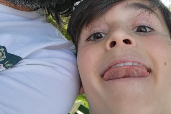 CLoseup van Koen en Mauro die gekke bekken trekken