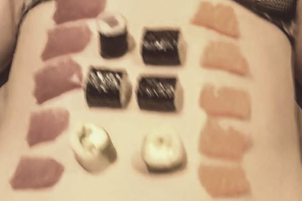 sushi op buik van griet