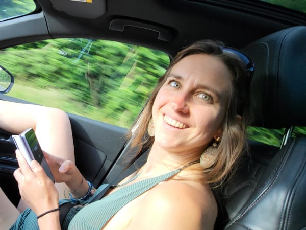 Griet Alice, blote voeten op het dashboard, onderweg