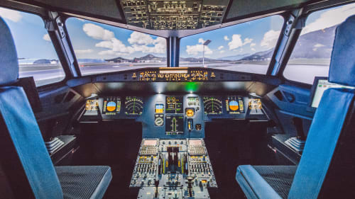 photo de l'intérieur d'un cockpit d'avion de ligne avec toutes ses commandes