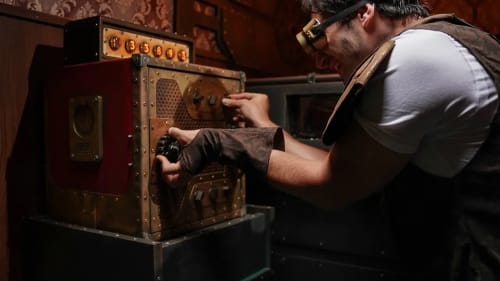 une personne qui tente de débloquer un mécanisme dans un escape game