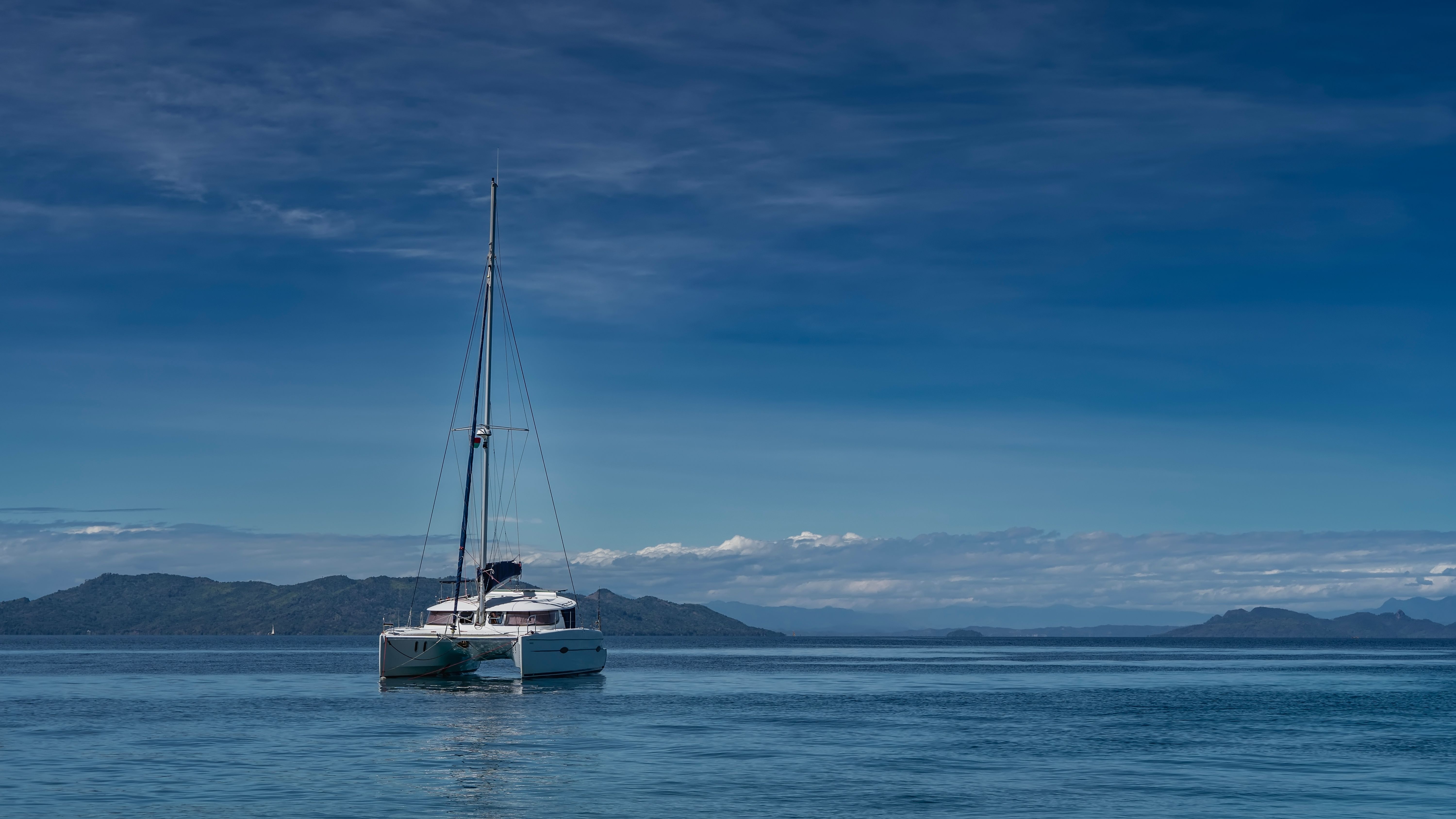 ></center></p><p>Offrez-vous une croisière gourmande à bord d’un catamaran avec les Bateliers d’Arcachon. Pour un déjeuner ou un diner en famille ou entre amis, cette croisière gourmande offre autant de plaisir à découvrir les lieux les plus emblématiques du bassin qu’à goûter aux spécialités de la région.</p><p>La balade se déroule durant 2 h 30 et laisse aux participants un souvenir impérissable à tous les amoureux de la mer. Parcs à huîtres, Ile aux Oiseaux, Cabanes Tchanquées et Presqu’île du Cap Ferret vous livreront ses beautés cachées.</p><p><center><a href=