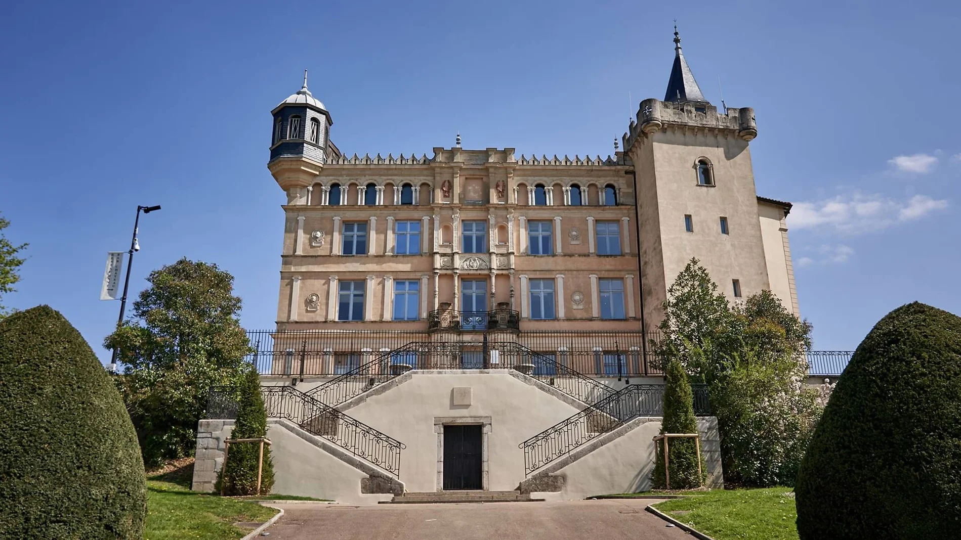 hotel-seminaire-insolite-chateau-saint-priest