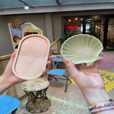 Jesmonite object creation workshop in Paris 10th arrondissement