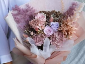 Atelier création d'un bouquet de fleurs stabilisées à Paris 1er