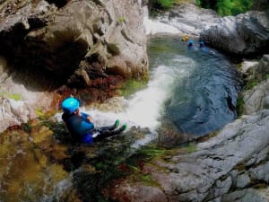 Canyoning dans le canyon Eaux-Froides à Mayres (07)