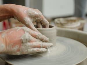 Initiation au tournage en céramique à Ivry-la-Bataille (27)
