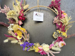 Création d'une couronne de fleurs séchées à Paris 20ème