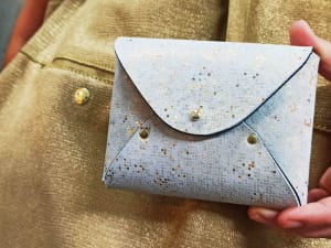 Atelier maroquinerie  pochette-enveloppe en cuir à Marseille 1er