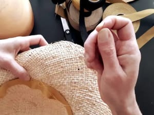 Atelier création de chapeau avec une créatrice mode à Paris 9e