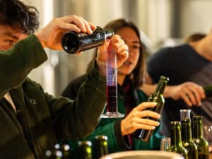 Atelier assemblage de vin au Château Cormeil-Figeac (33)