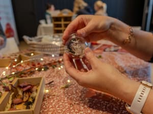 Atelier boule de Noël en fleurs séchées à Strasbourg (67)