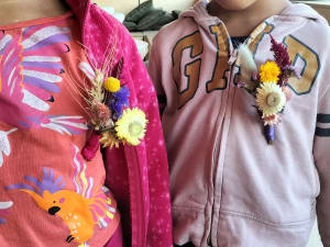 Confection d'une broche de fleurs séchées à Paris 20ème
