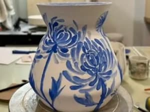 Atelier de peinture sur dégourdi de porcelaine à Paris 18ème
