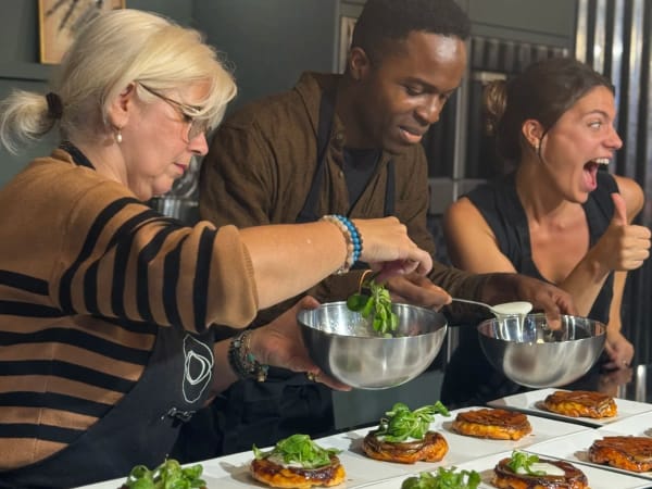 Clase de cocina con un chef y comida en una galería de París