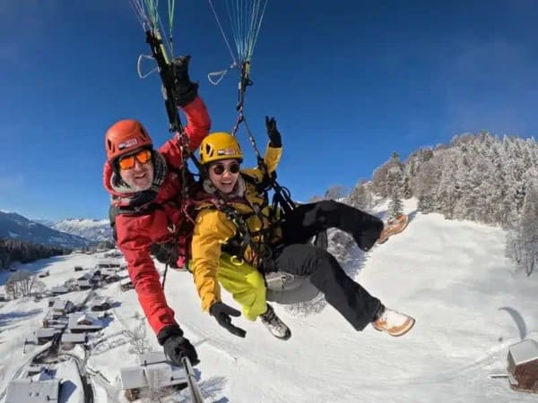 Vol hiver en parapente au-dessus d'Interlaken