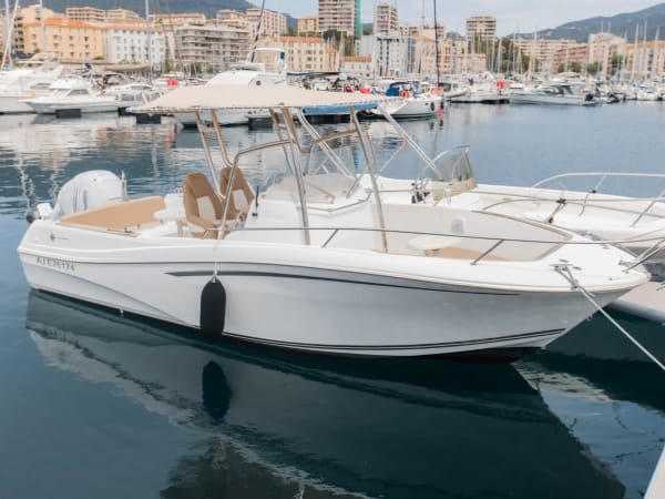 Location de bateau "CAP CAMARAT 7.50" à Ajaccio (20)