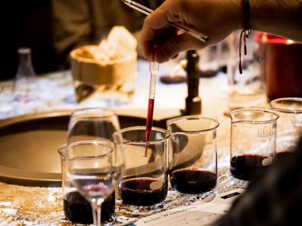 "Créer son propre vin" aux Caves du Louvre, Paris (en anglais)