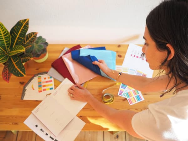 Sesión de combinación de colores con un estilista profesional en