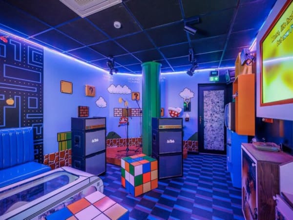 Salon de jeux privatif 80's (6-8 pers.) à Paris 12ème