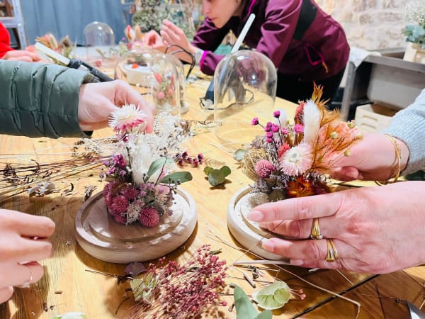 Atelier cloche en fleurs séchées spécial EVJF à Meyrargues (13)