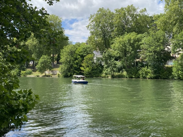 Team Building balade en bateau sans permis à Melun (77)