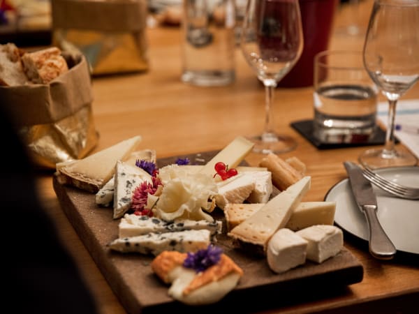 Dégustation fromages & champagnes aux Caves du Louvre Paris