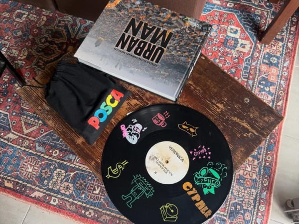 Personnalisation de vinyles au posca à Paris 20ème