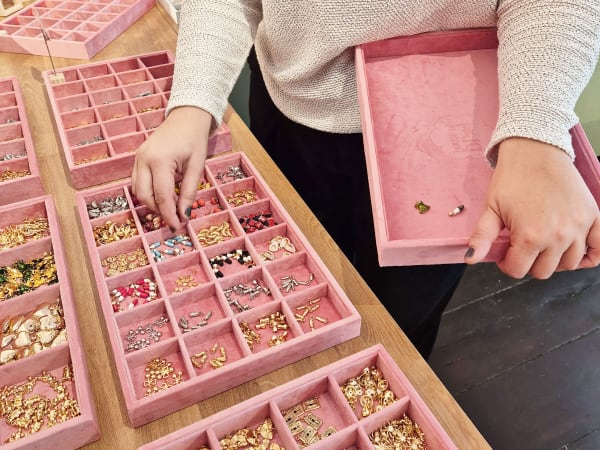Atelier spécial EVJF création d'un bijou en charms à Bruxelles