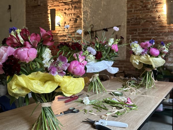 Taller de creación de un ramo de flores frescas en Toulouse (31)