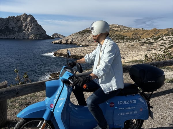 Location de scooter électrique avec guide virtuel à Cassis (13)