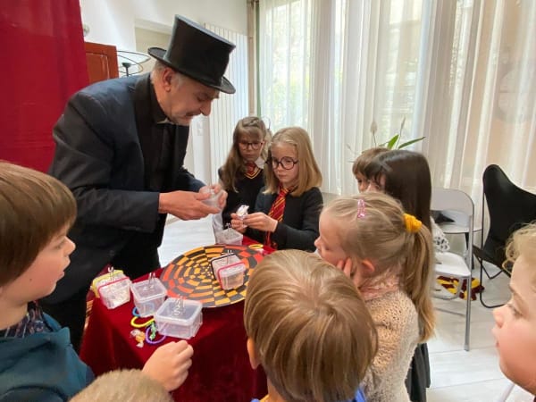 Anniversaire spectacle de magie 3-12 ans à domicile en IDF