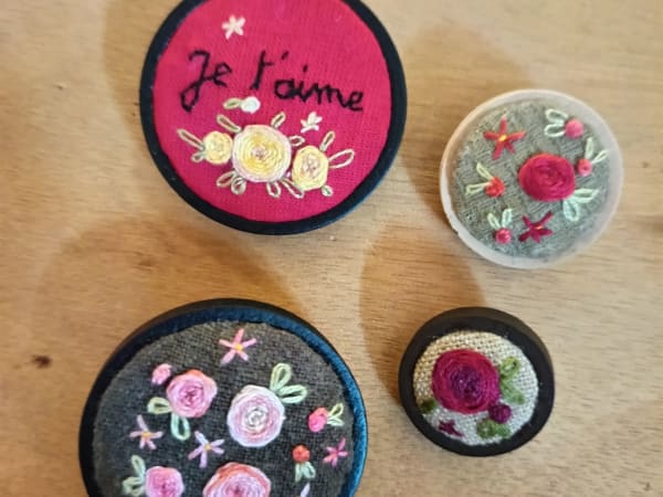 Atelier broche brodée fleurie à Montpellier (34)