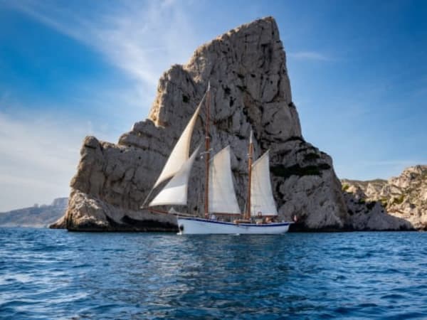 Demi-journée & baignade à la voile dans les Calanques du Frioul 