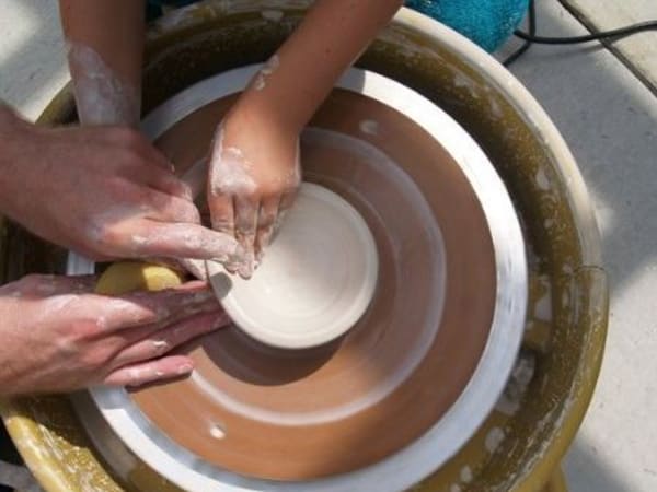 Atelier privatisé tournage en céramique à Paris 7ème