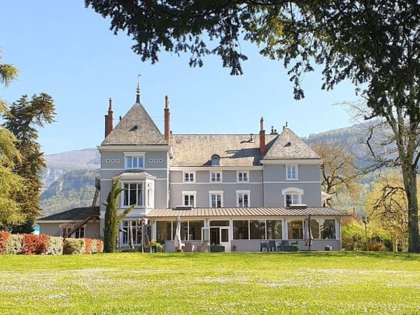 Domaine des cèdres & Cit hôtel la Résidence à Villebois (01)