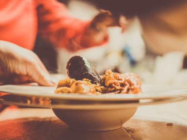 Curso privado de paella en grupo con cena completa en Barcelona