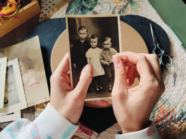 Atelier broderie sur photo et carte ancienne à Luchapt (86)