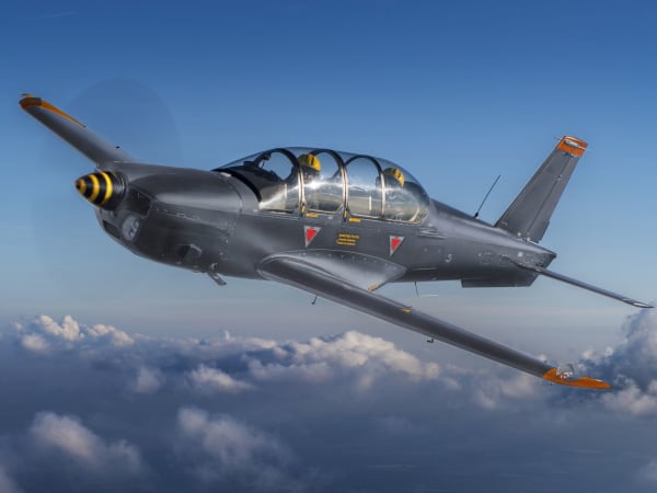 Vol à bord d'un avion de l'armée de l'air à Pontoise (95)